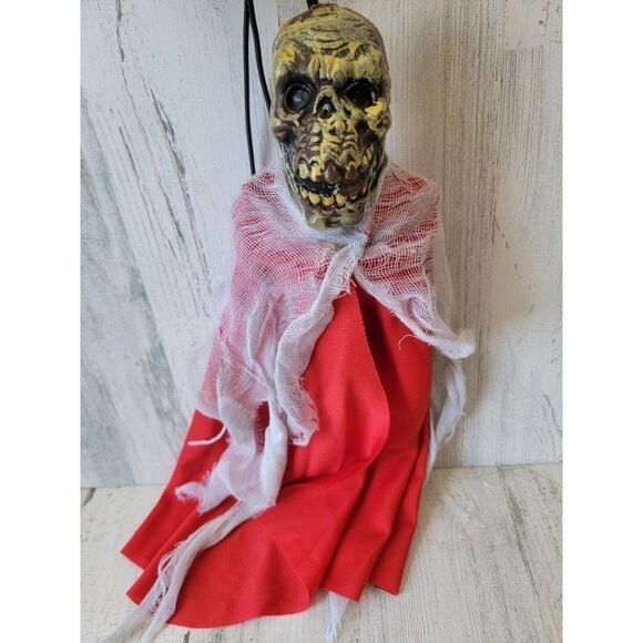 Halloween hanging zombie skeleton dead head mini prop red cape decor - Picture 3 of 8